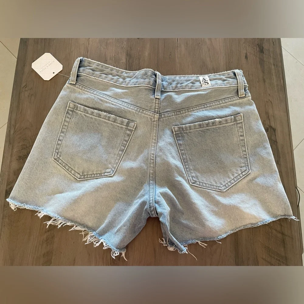 NEW! Altard State light wash women’s shorts size Medium